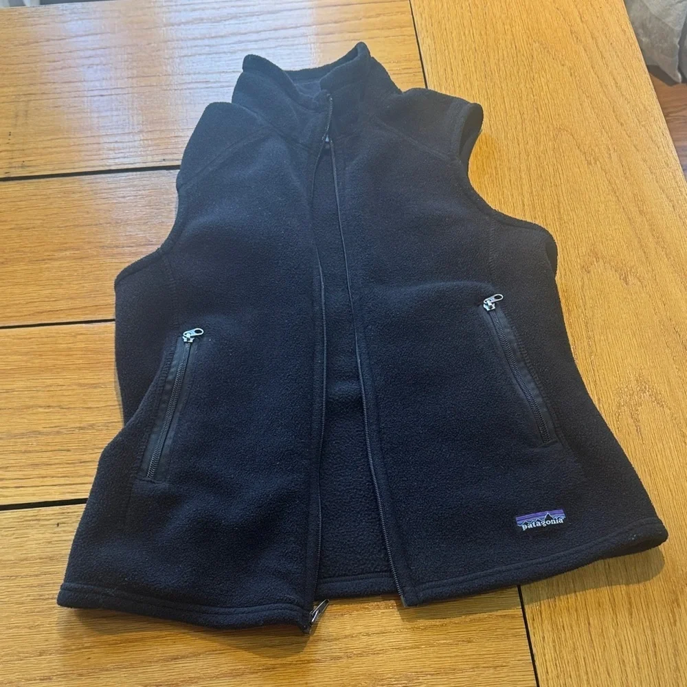 Patagonia Women's Synchilla Fleece vest - Black with Multicolor Logo